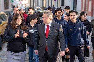 Bürgermeister Dr. Michael Ludwig beim Besuch des Sefardischen Zentrums.