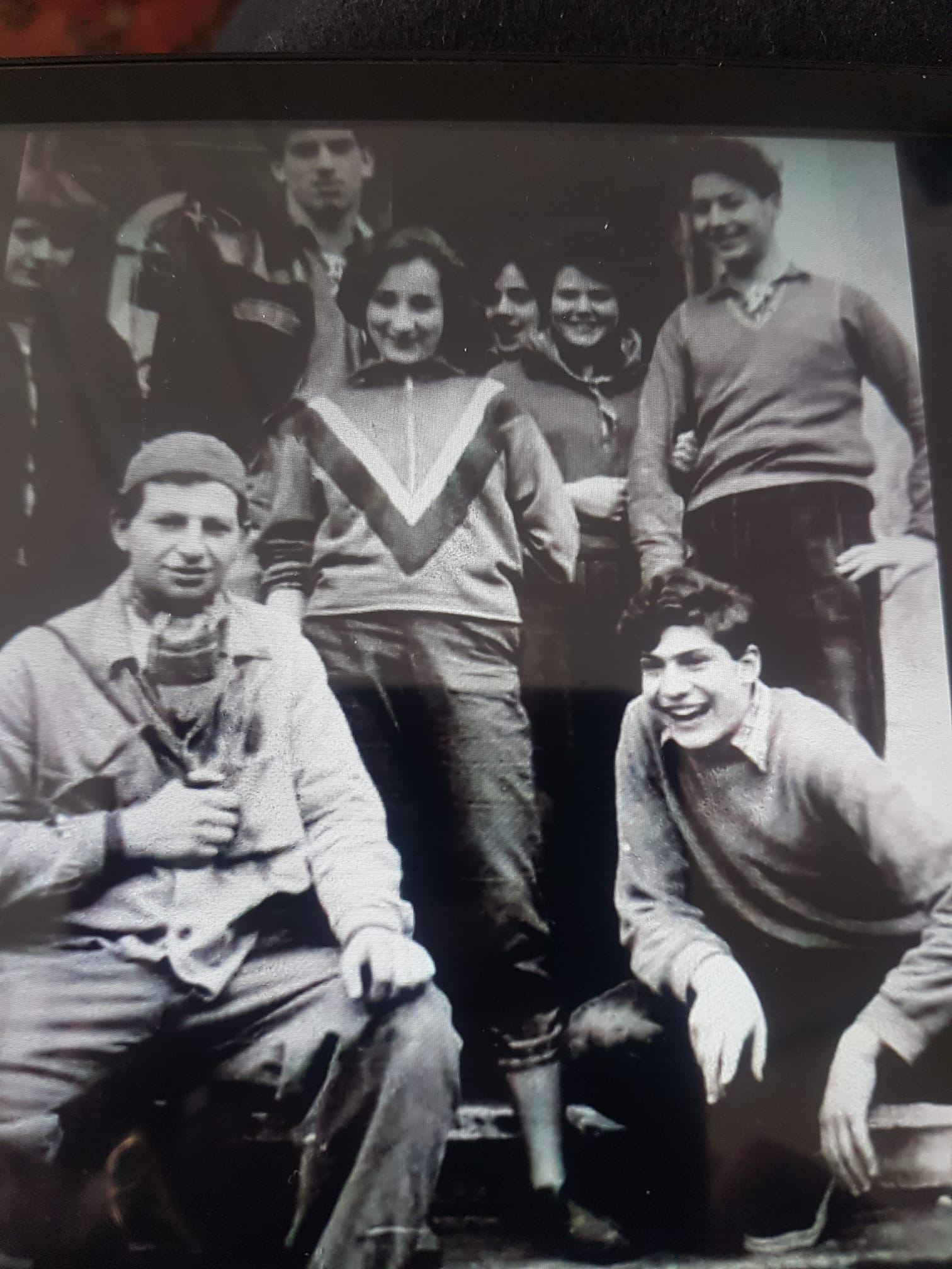 Peter Munk (rechts unten) in jungen Jahren bei Haschomer Hazair. Die sozialistisch-zionistische Jugendbewegung prägte ihn früh und wurde zu einer wichtigen Station seines politischen und jüdischen Engagements.